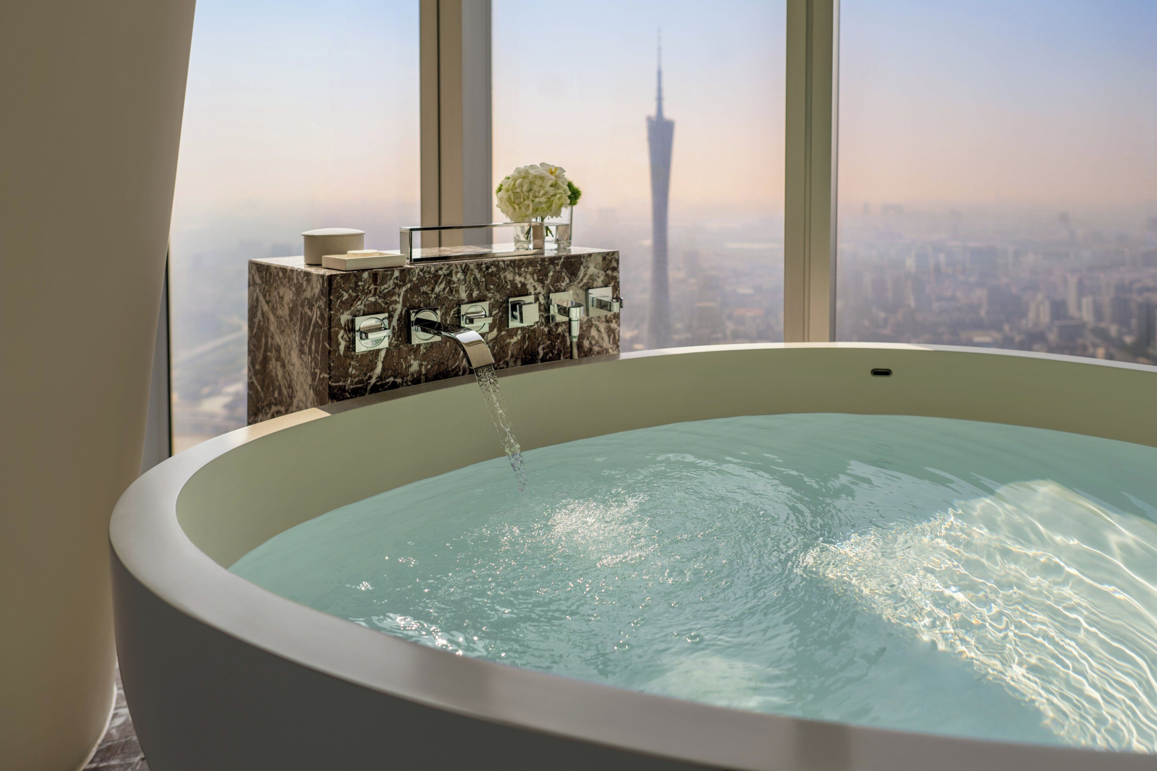 Ropa de cama de alta calidad, cubrecamas y minibar 