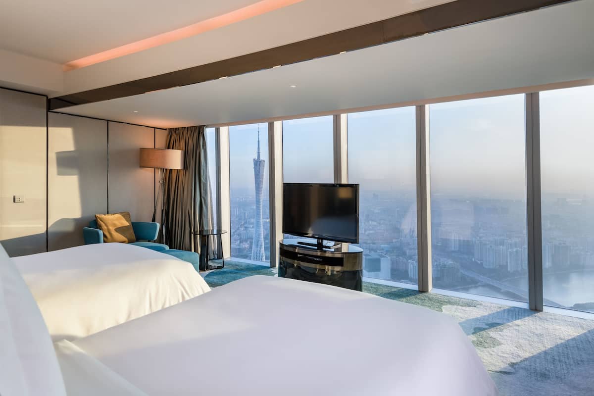 Suite Deluxe, 2 camas matrimoniales (Canton Tower View) | Ropa de cama de alta calidad, edredón y minibar