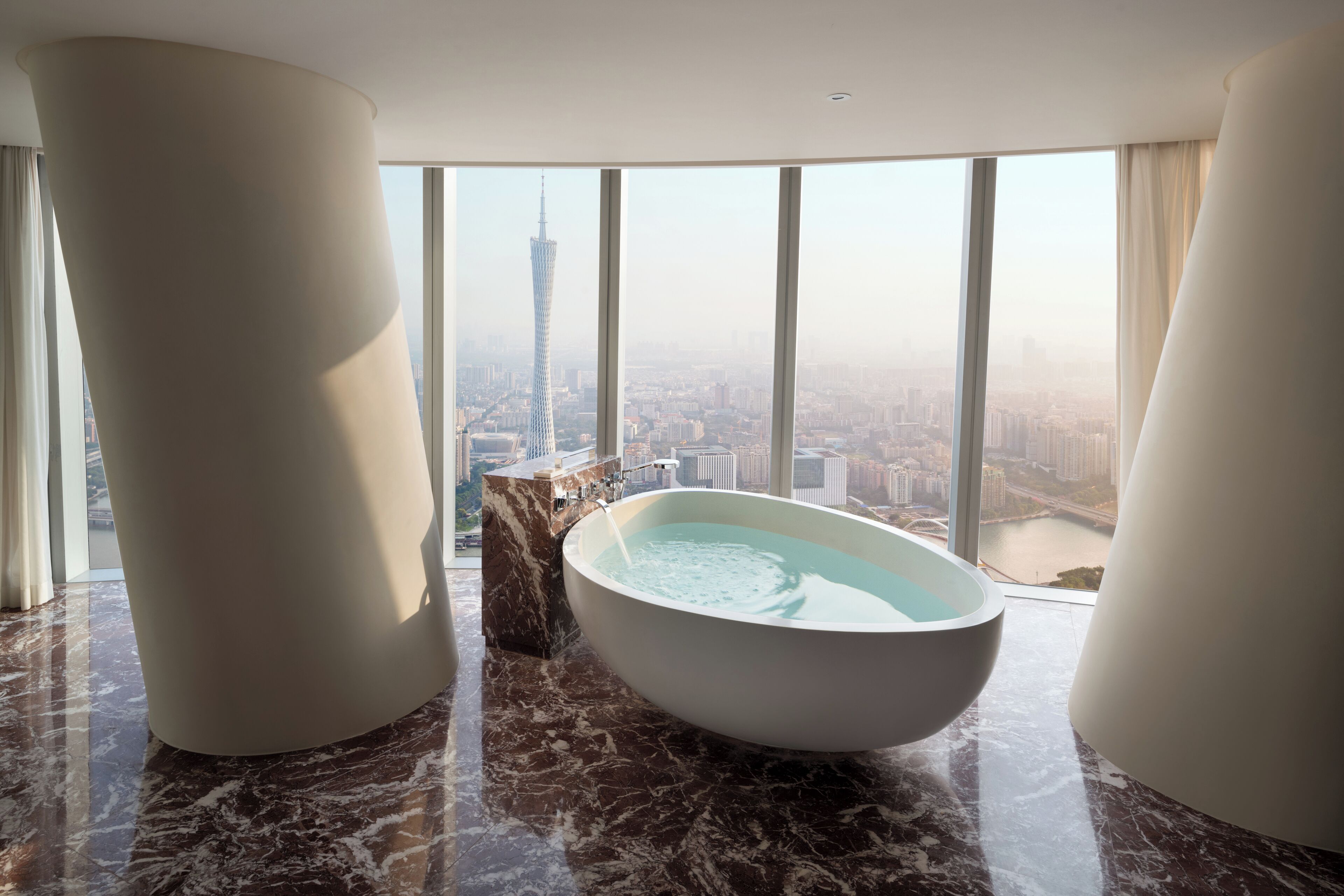 Rom – premier, 1 kingsize-seng, byutsikt (Canton Tower View) | Sengetøy av topp kvalitet, dundyner, minibar og safe på rommet