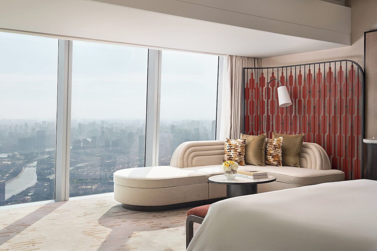 Pearl River View King Room with Windowside Bathtub