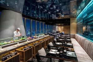 5 restaurantes; se sirven desayunos, almuerzos, cenas y cocina asiática 