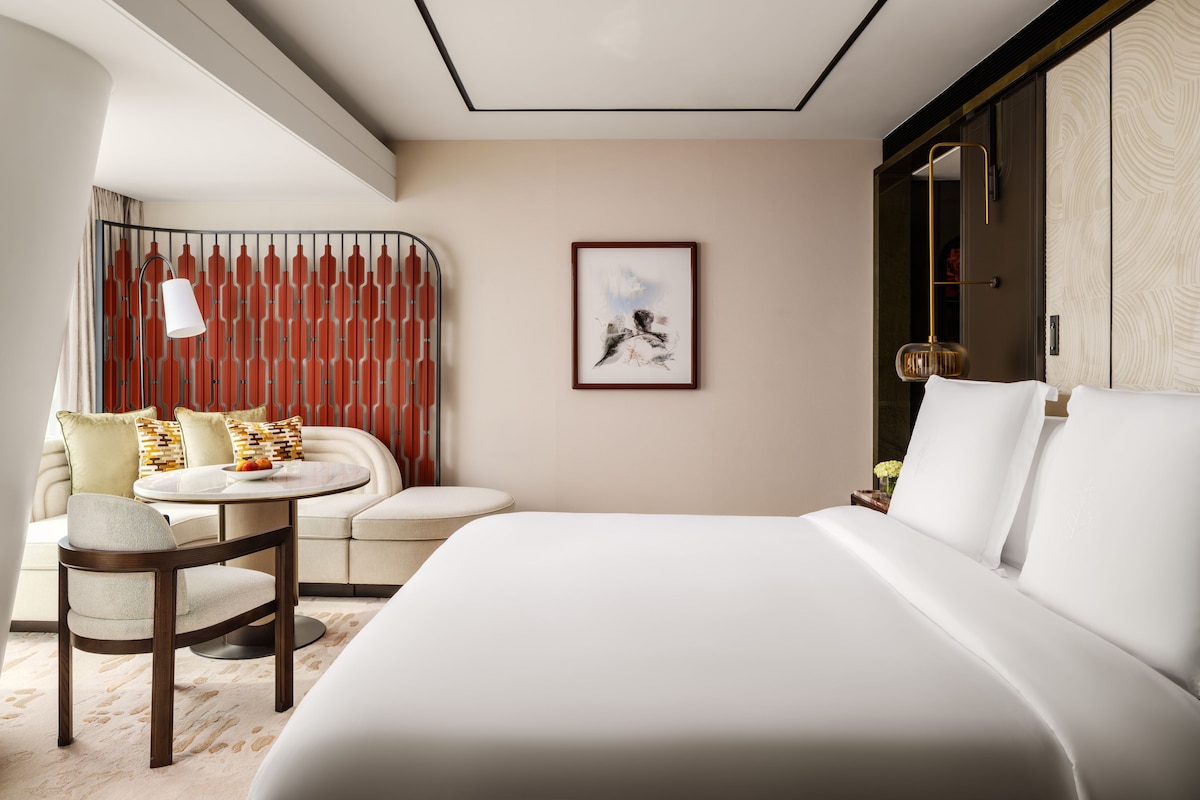 Family Room with Windowside Bathtub | View from room