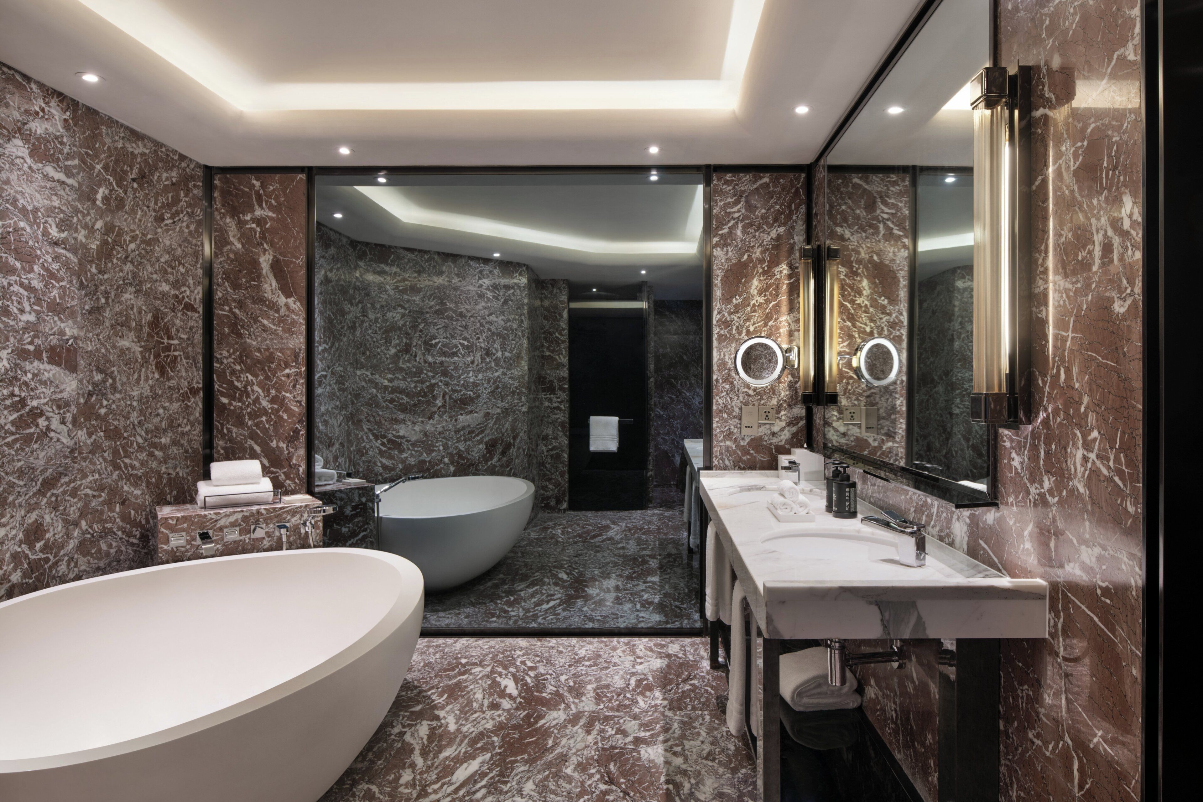 Ropa de cama de alta calidad, cubrecamas y minibar 