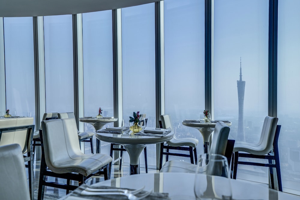 Four Seasons Hotel by null