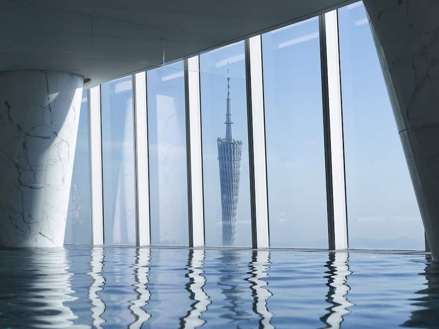 Inomhuspool med öppettider 07.00 till 22.00, och solstolar