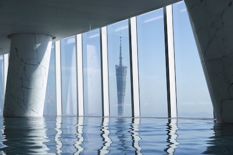 Una piscina techada, sillones reclinables de piscina