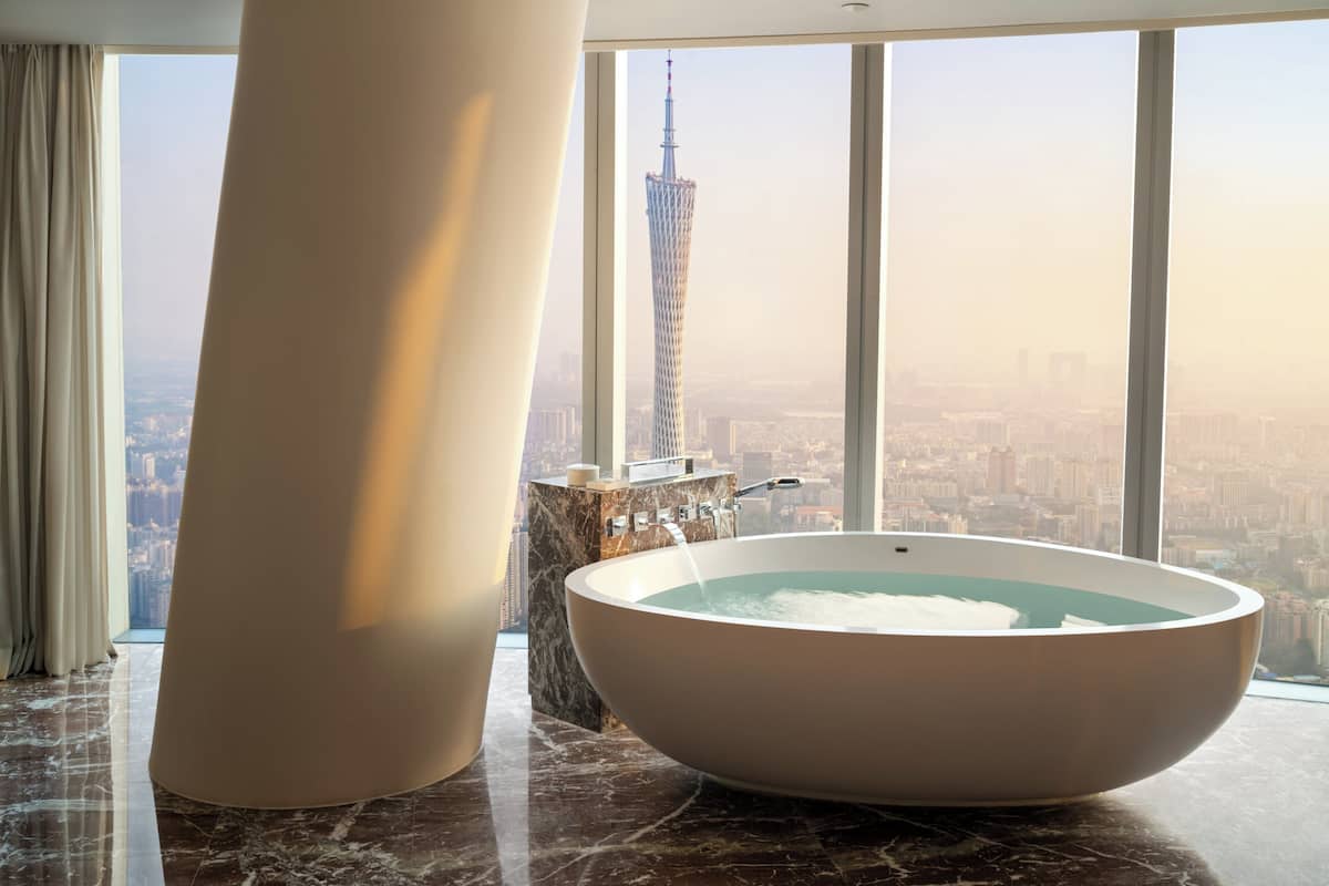 Ropa de cama de alta calidad, cubrecamas y minibar