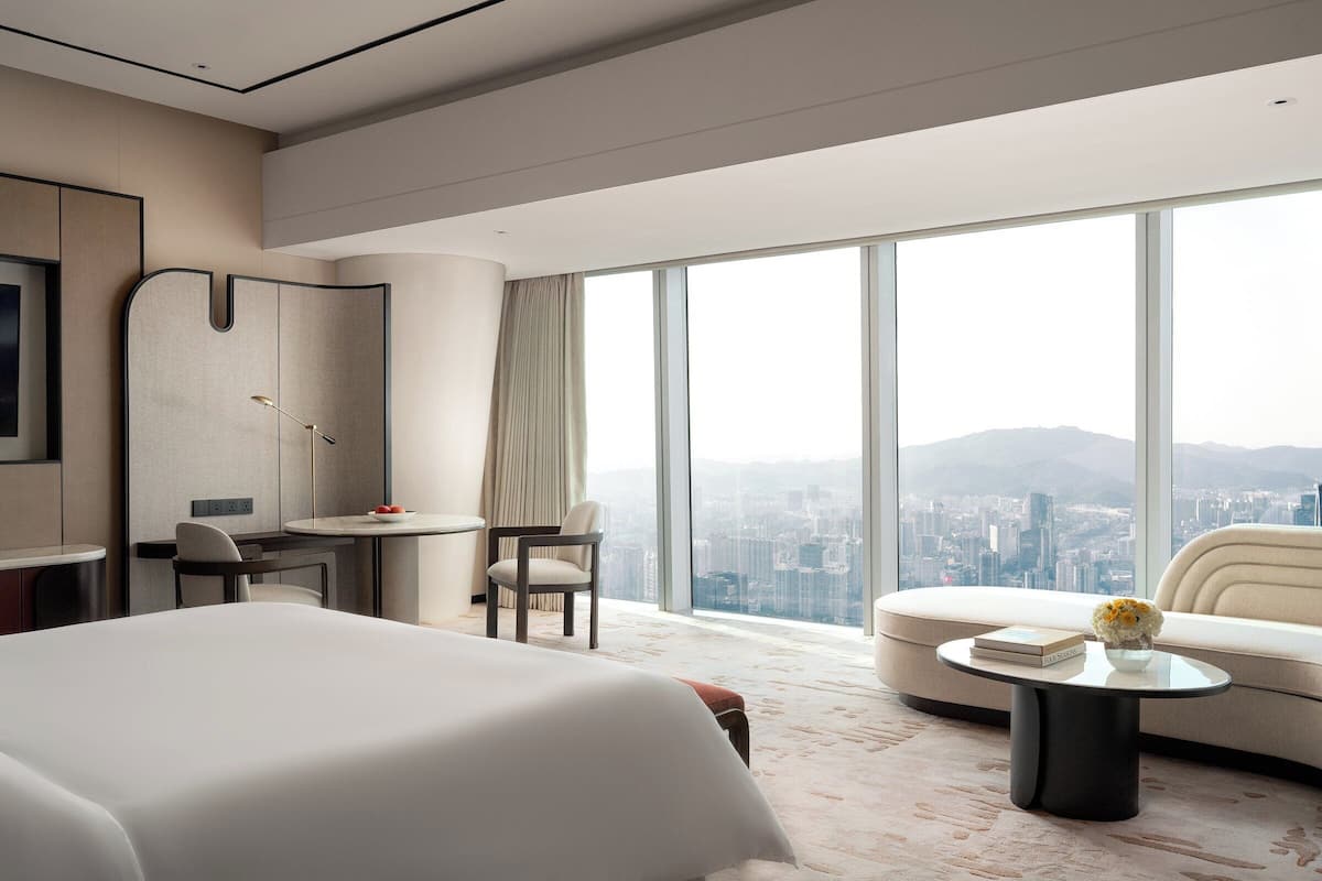 skyline city view king room with windowside bathtub | view from room