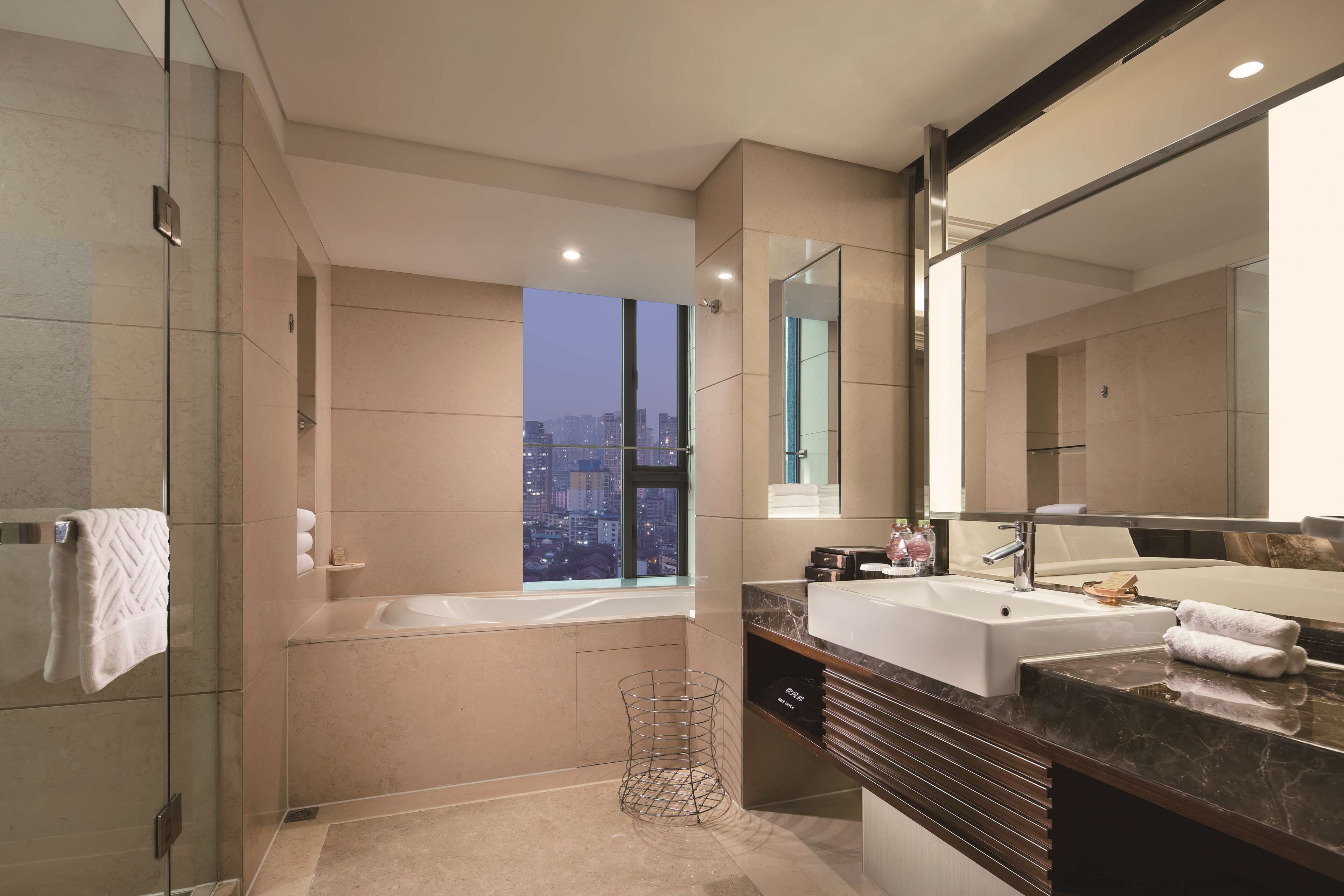 King Executive Guest Room  | Bathroom