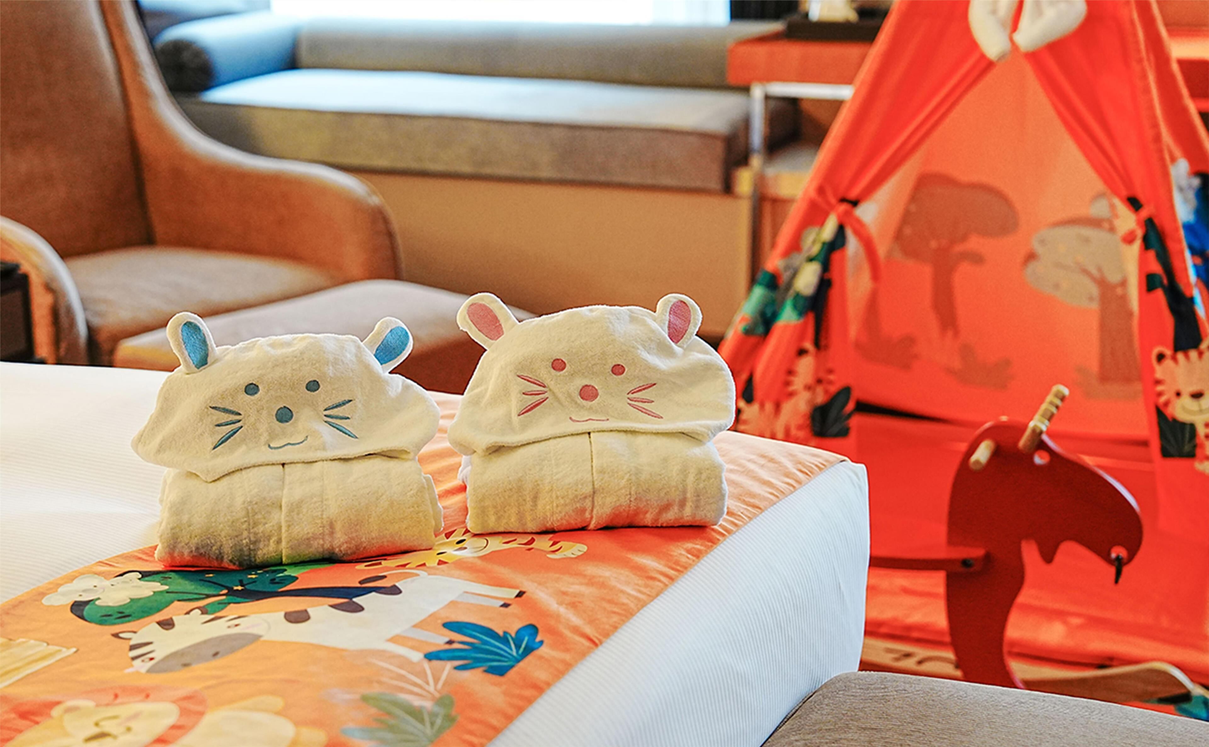 1 king bed deluxe room | 1 bedroom, premium bedding, down duvets, in-room safe