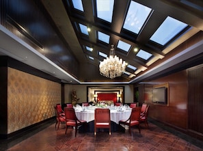 2 restaurants, breakfast served