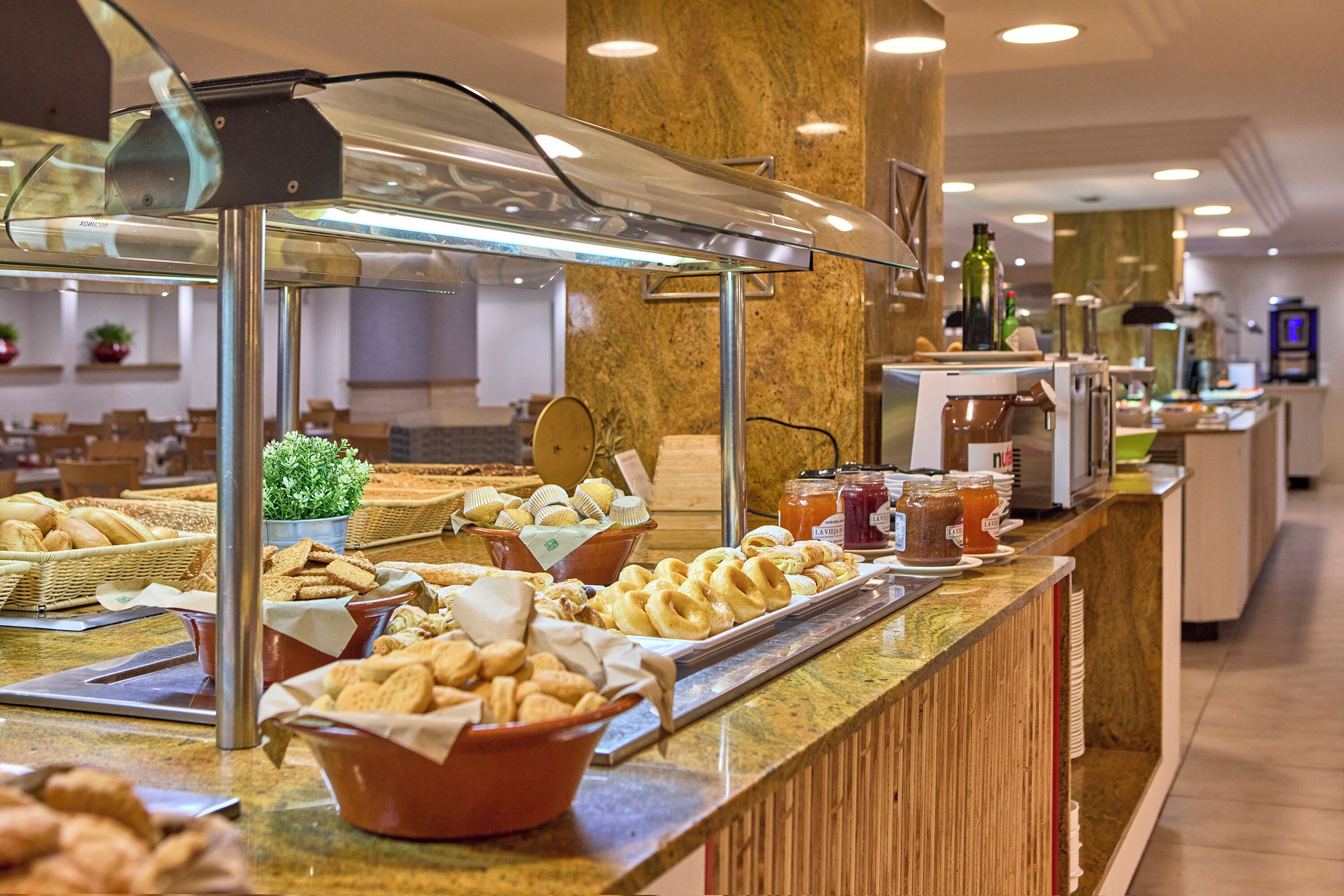 Un espace buffet proposant une variété de plats et d'accompagnements.