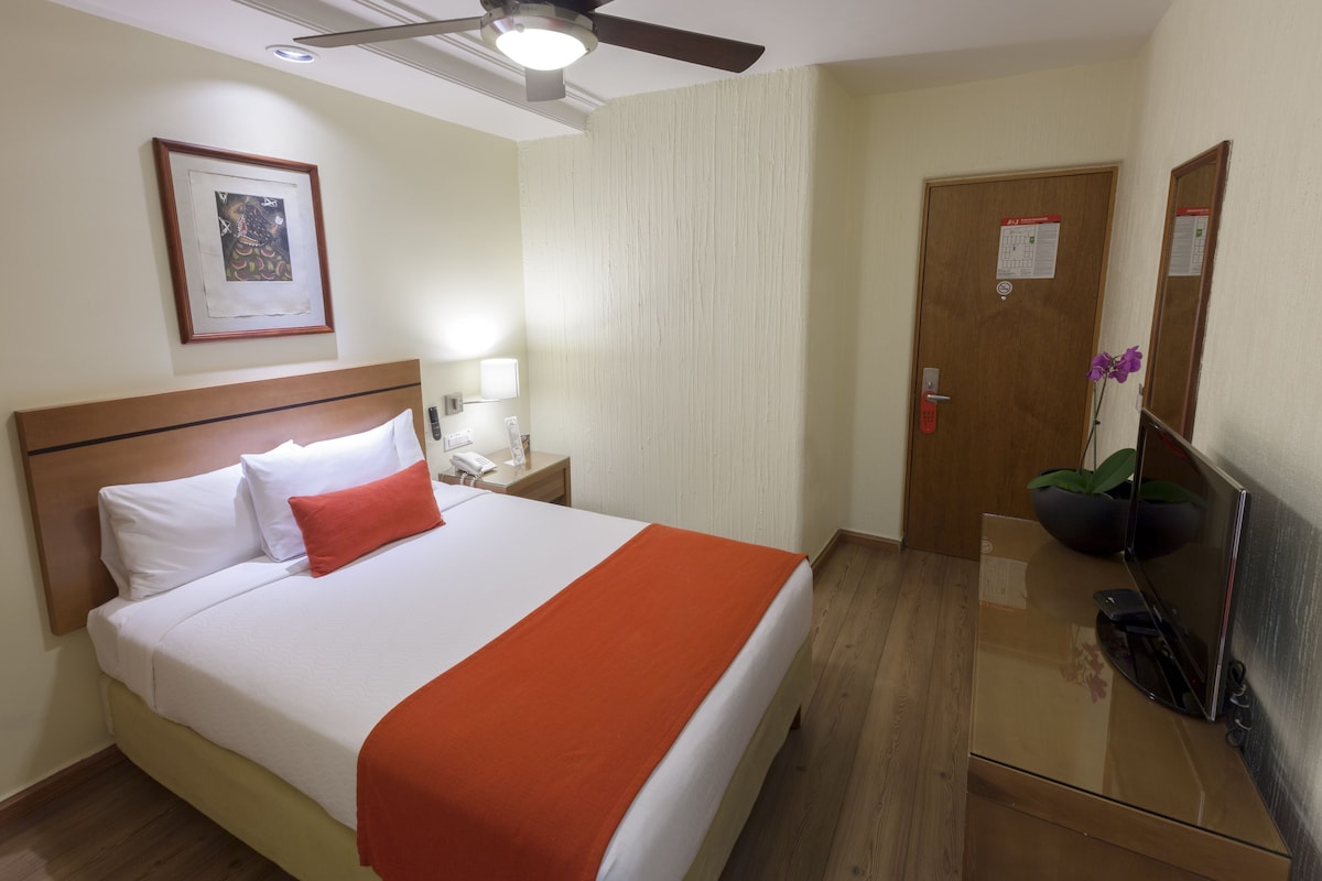 Premium bedding, down comforters, in-room safe, blackout drapes