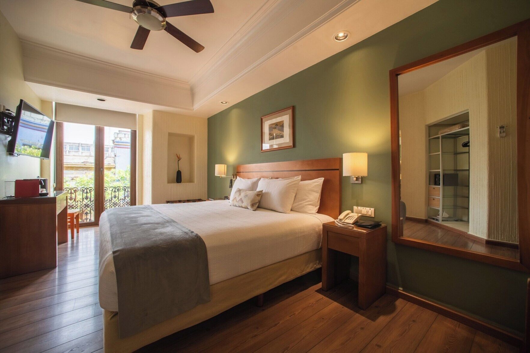 Premium bedding, down comforters, in-room safe, blackout drapes