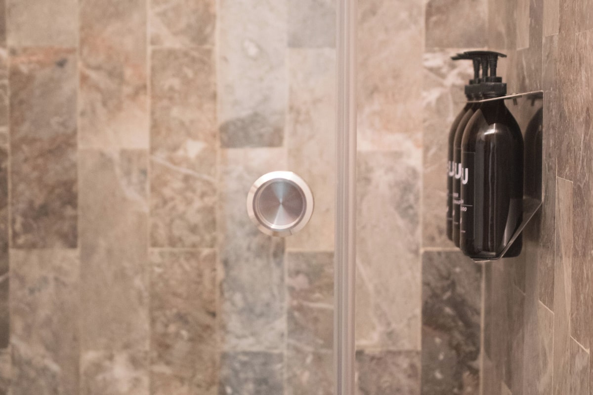 Junior Double Room, 1 King Bed | Bathroom | Shower, rainfall showerhead, free toiletries, hair dryer