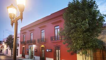 Vista frontal de la propiedad