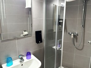Quadruple Room | Bilik Mandi | Pancuran mandi, kelengkapan dandanan diri percuma, pengering rambut 