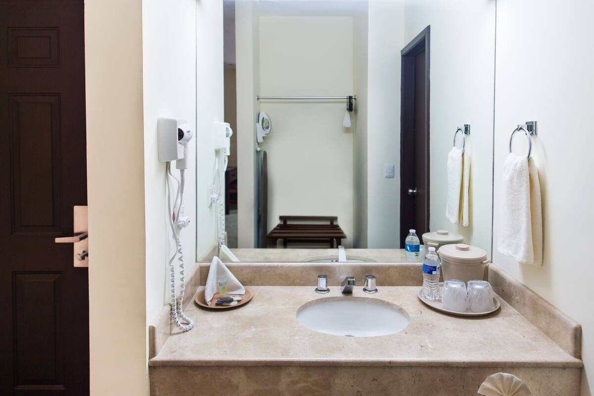 standard double room | bathroom | shower, rainfall showerhead, free toiletries, hair dryer