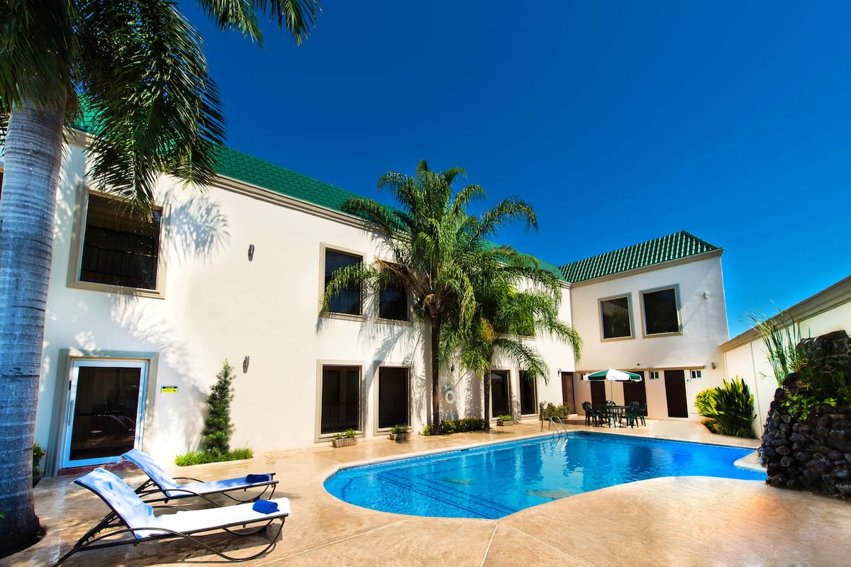 outdoor pool, open 10:00 am to 10:00 pm, pool loungers