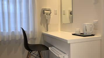 Escritorio, cortinas opacas, sistema de insonorización