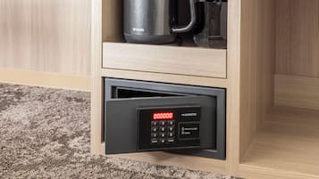 Un cajón con una cerradura digital, una cafetera y una taza.