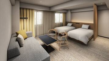 Escritorio, cortinas blackout y tabla de planchar con plancha