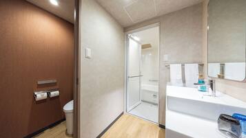 Een bad/douchecombinatie, een diep bad, gratis toiletartikelen