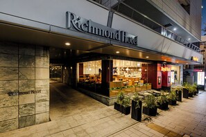 Fassade der Unterkunft – Abend/Nacht