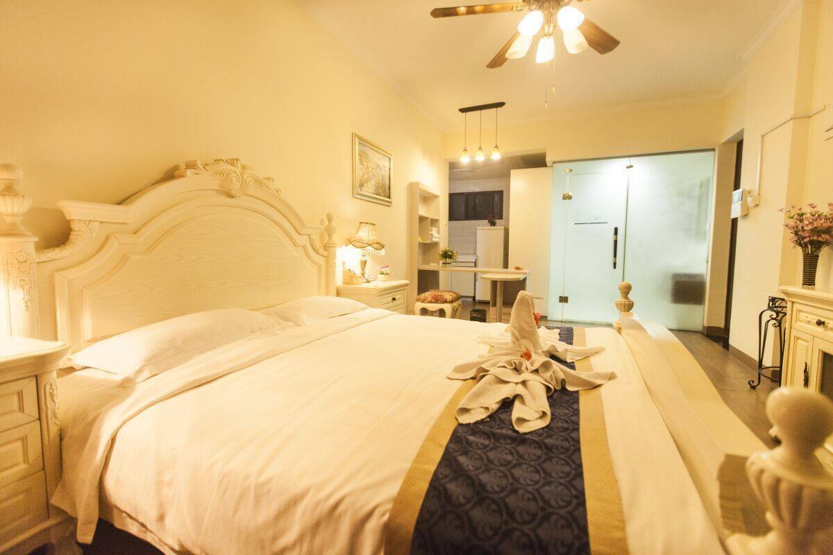 Standard 1 King Bed Room Sea View-Domestic Guest Only | Desk, blackout curtains, free cots/infant beds, rollaway beds