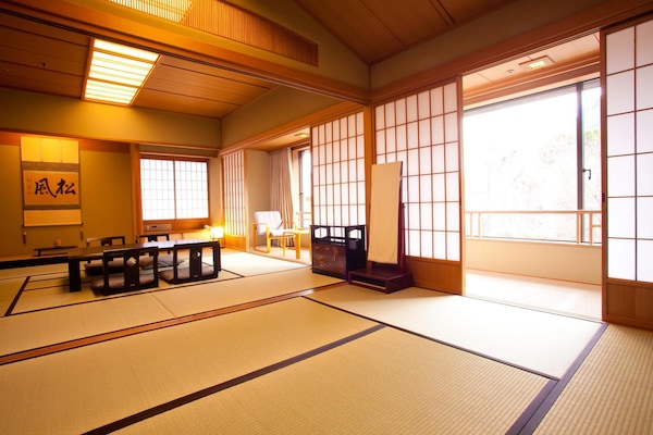 Premium bedding, in-room safe, desk, iron/ironing board