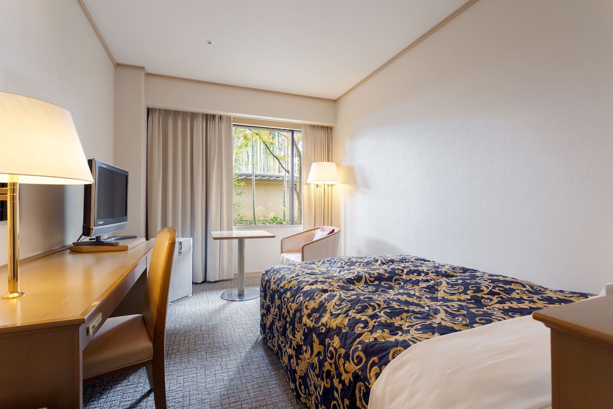 Premium bedding, in-room safe, desk, iron/ironing board