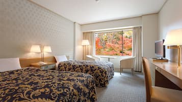 Ropa de cama de alta calidad y caja de seguridad en la habitación