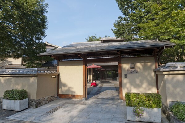 المنشأة من الخارج