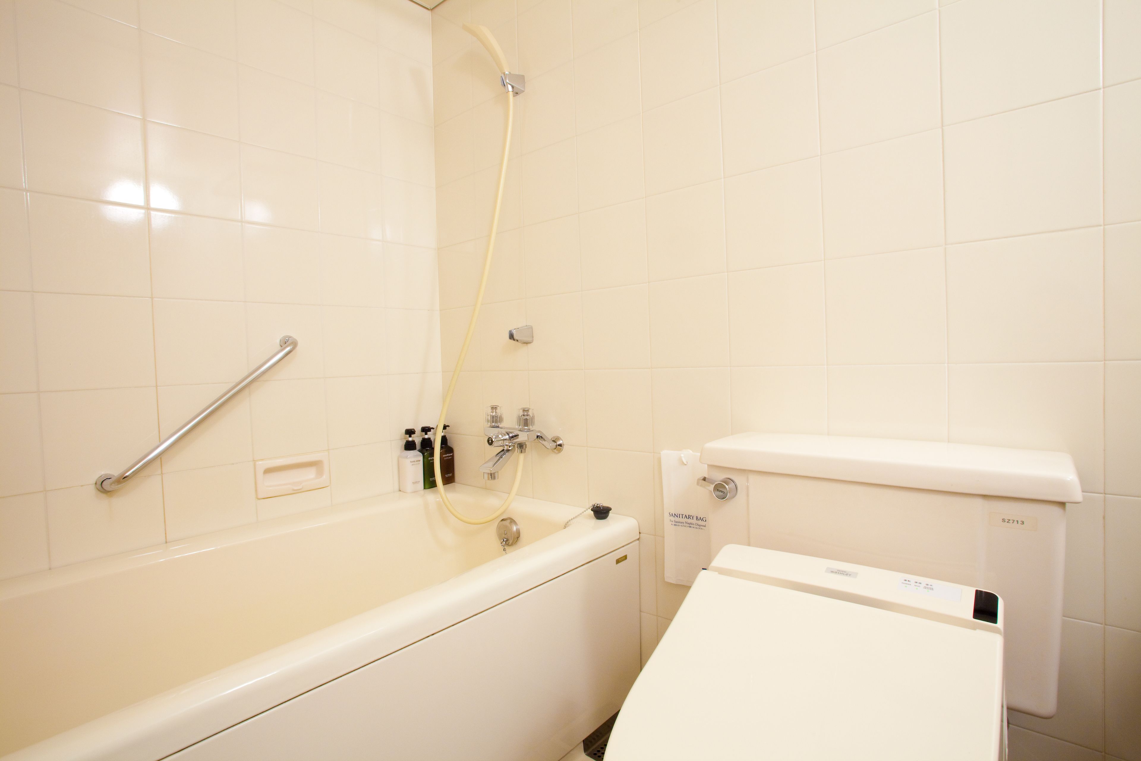 Une salle de bain avec une baignoire, des toilettes et une douche.