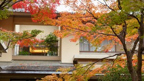 A building with a flat roof and a balcony with a railing. - Ranzan Hotel (Kyoto)