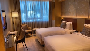 Kamar Twin Deluks (upgraded versions) | Seprai premium, selimut bulu angsa, minibar, dan brankas