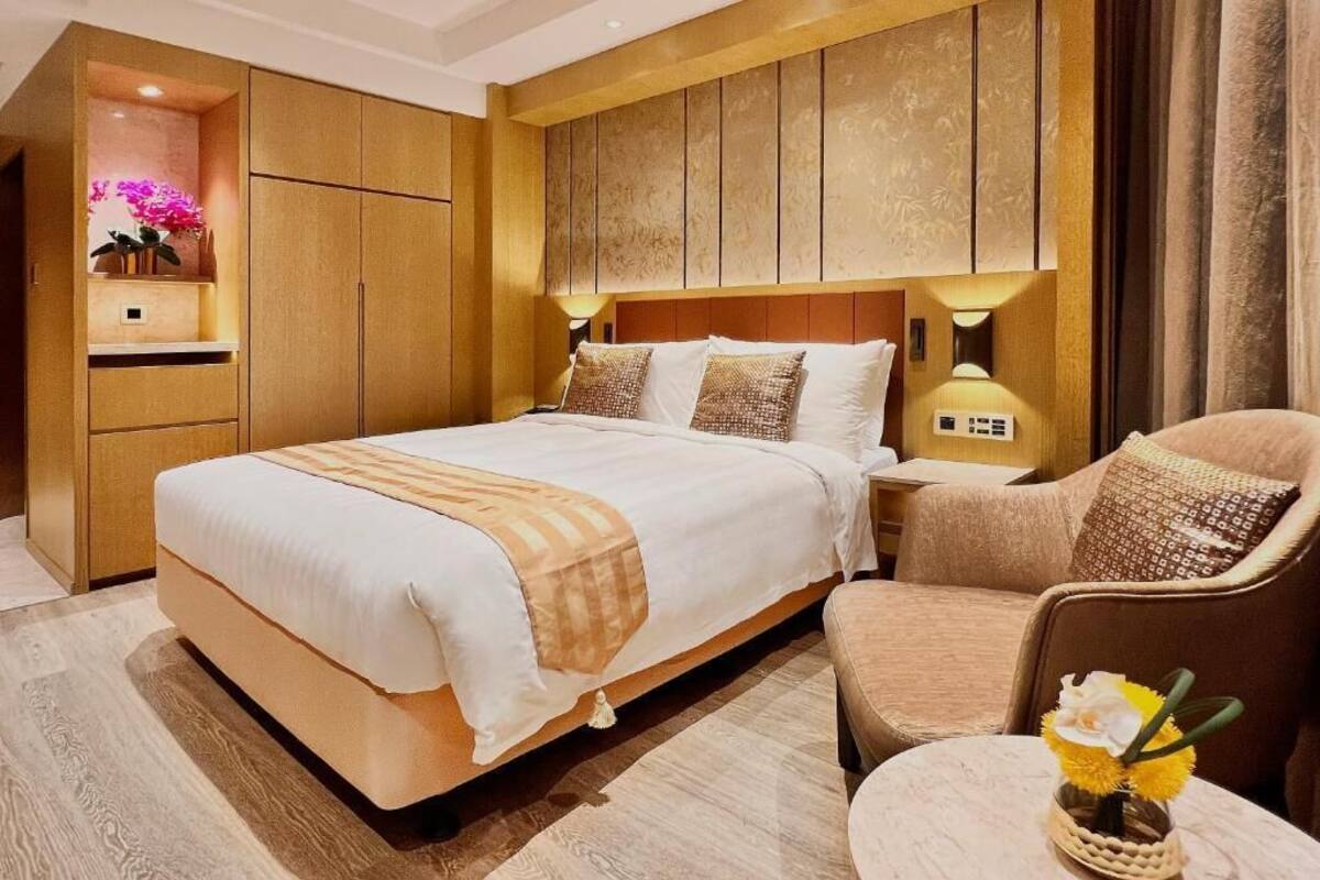 Premium bedding, down comforters, minibar, in-room safe