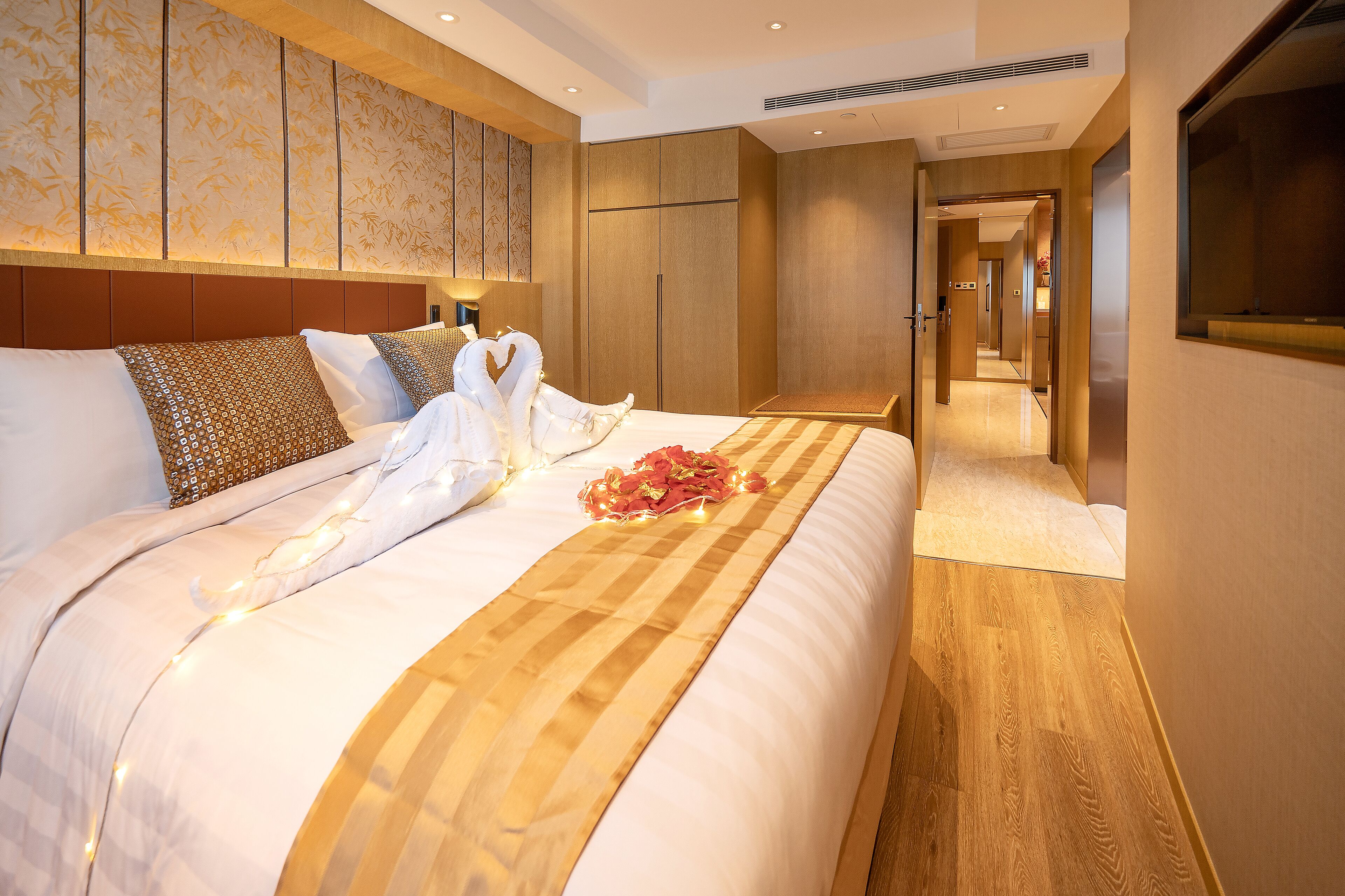 Suite (Some rooms no smoking, closed window) | Premium bedding, down duvets, minibar, in-room safe