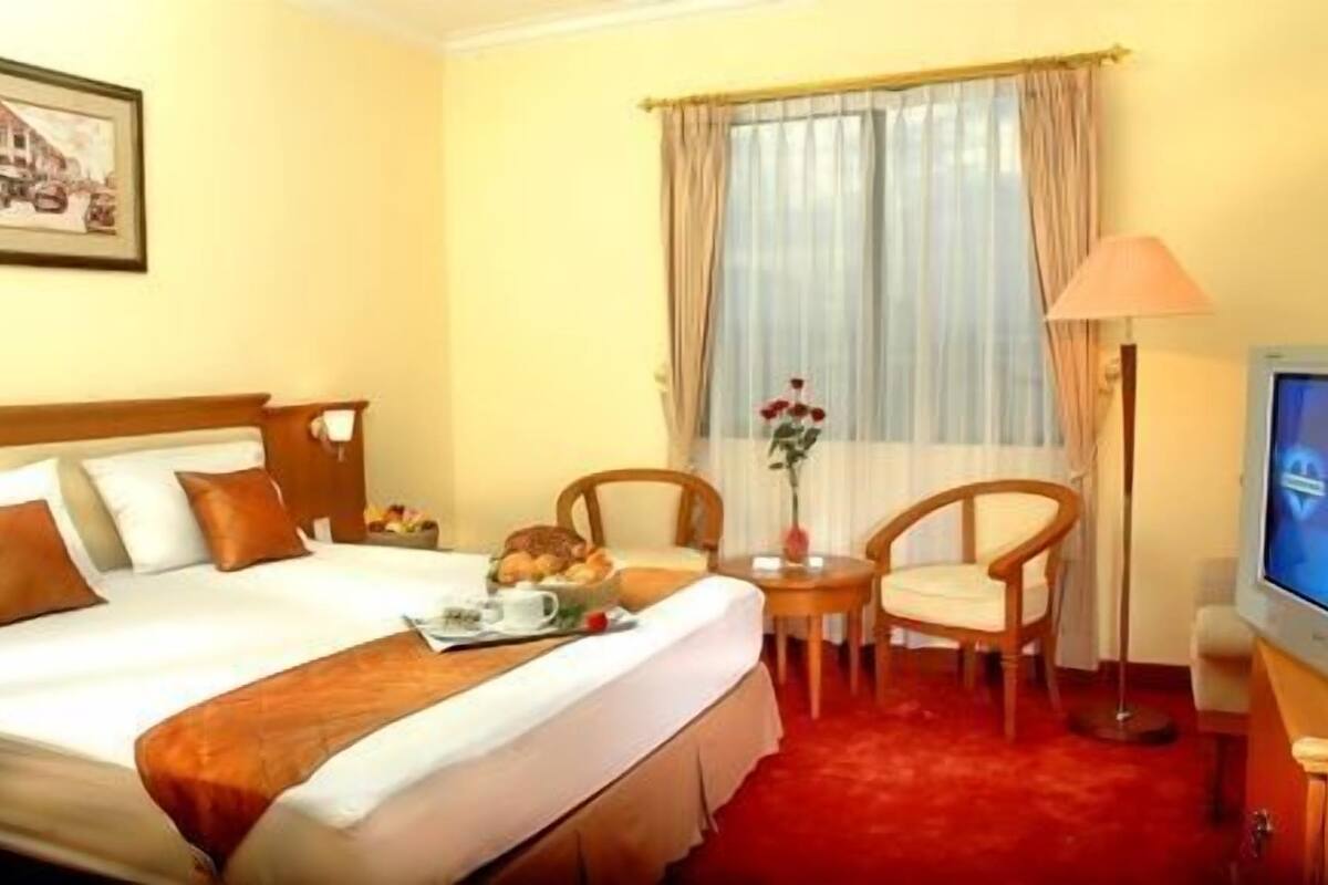 Deluxe Room | In-room safe, desk