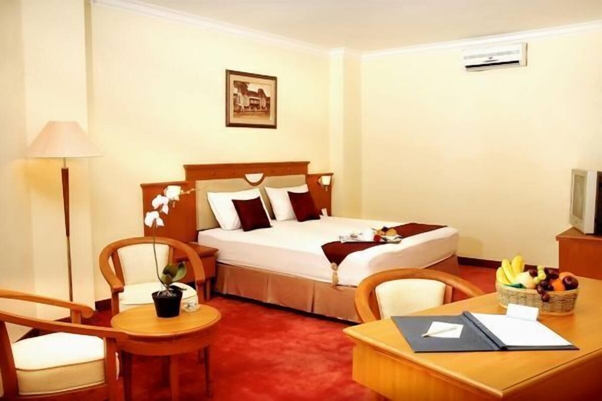 Superior Room | In-room safe, desk
