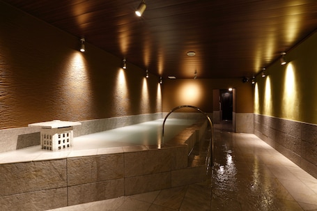 Indoor spa tub