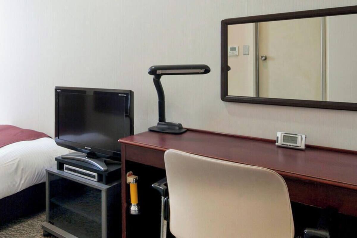 Een kluis op de kamer, een bureau, verduisterende gordijnen
