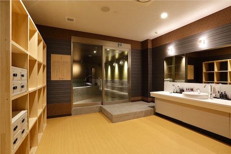 Indoor spa tub. Hotel Abest Osu Kannon Ekimae