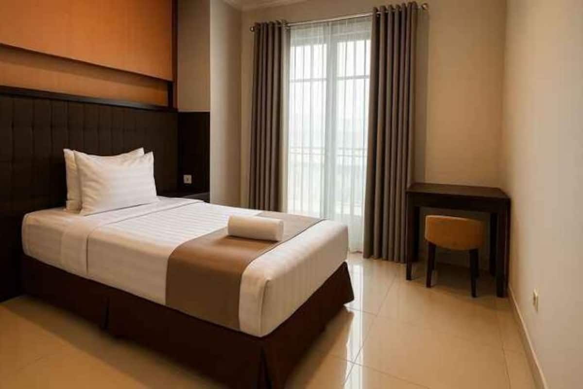 Minibar, caja de seguridad en la habitación y escritorio