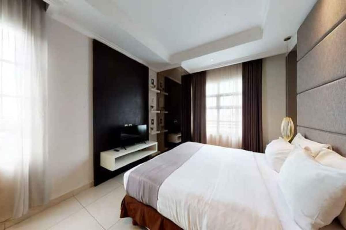 Minibar, caja de seguridad en la habitación y escritorio