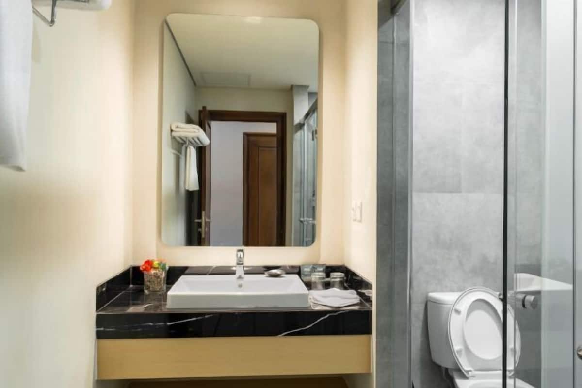 Regadera, amenidades de baño gratuitas, pantuflas, toallas