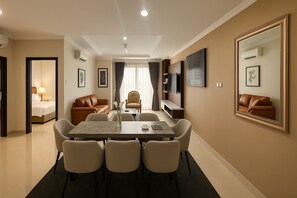 Suite – grand | Oppholdsområde | Flatskjerm-TV og iPod-dokkingstasjon