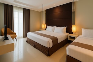 Familien-Suite | Minibar, Zimmersafe, Schreibtisch, schallisolierte Zimmer