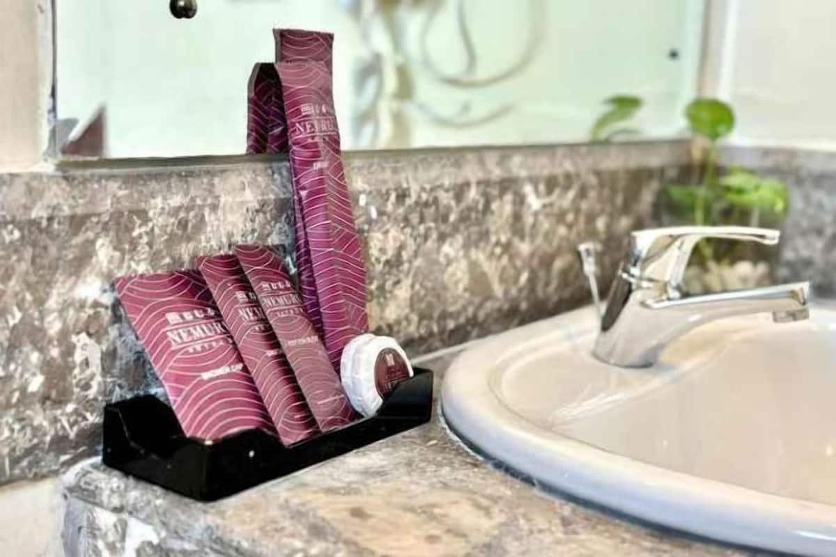 Ducha, artículos de tocador gratuitos, pantuflas, toallas