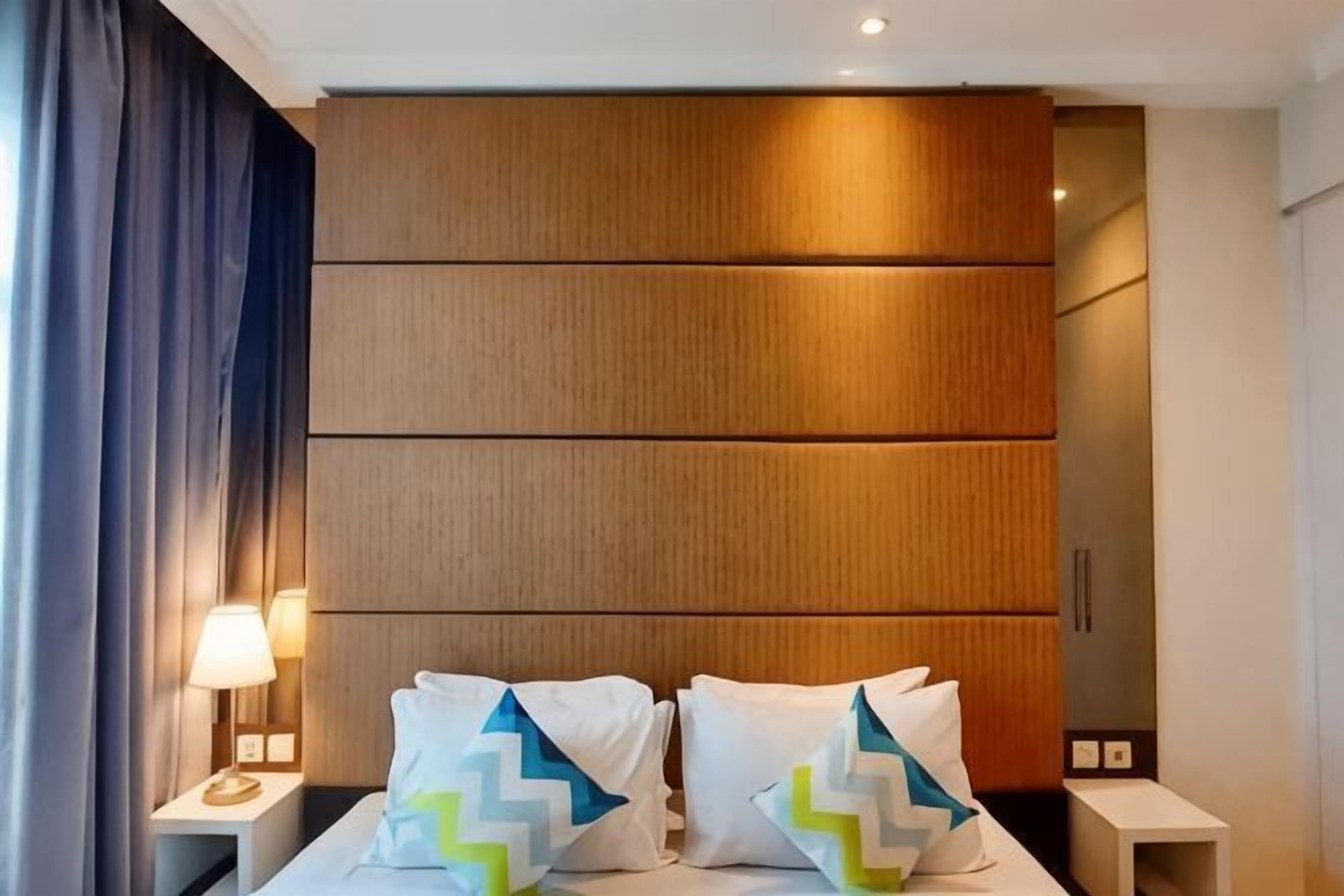 Minibar, brankas, meja kerja, dan kedap suara